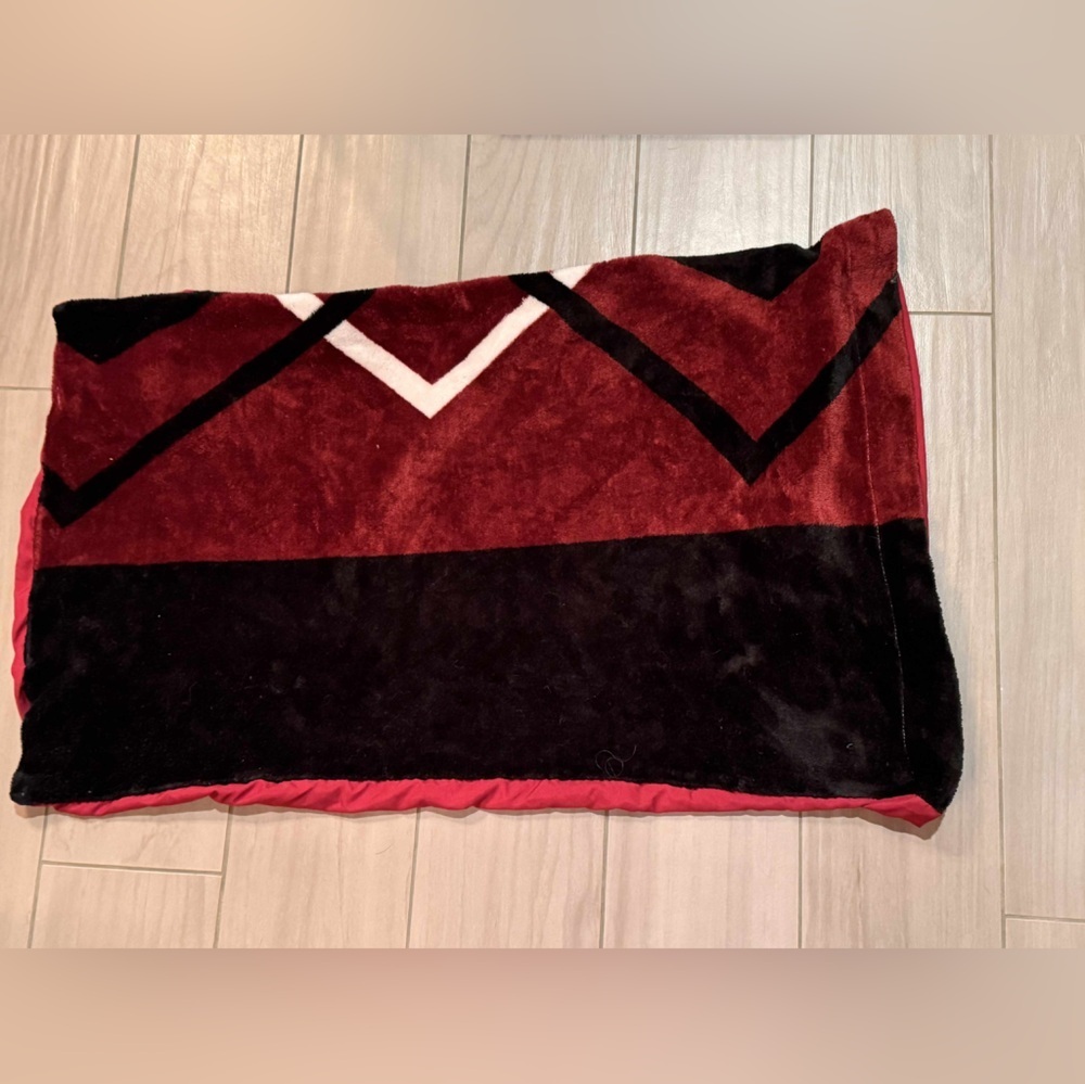 King size pillow case Red Black Geometric no stains
